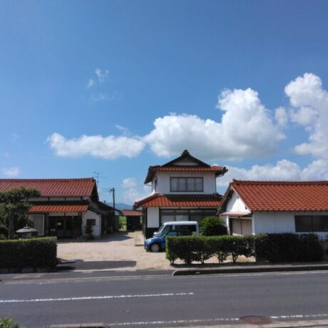 出雲平野の田園風景の中に建つ古民家