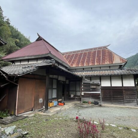 山と川に囲まれた曲り家