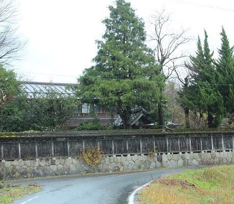 なだらかな田園風景の中に建つ築１５０年の古民家