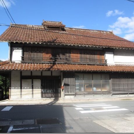 江の川の水運で栄えた通りに建つ赤瓦の古民家