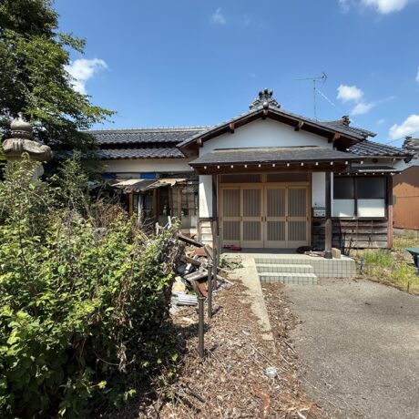 【新発田市下興野】田園風景に臨む旧農家の大きな平家