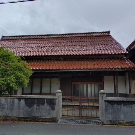 旧山陰道の宿場町に建つ赤瓦の古民家