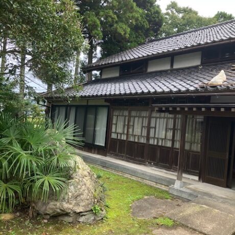 築100年とは思えない田園の中の古民家