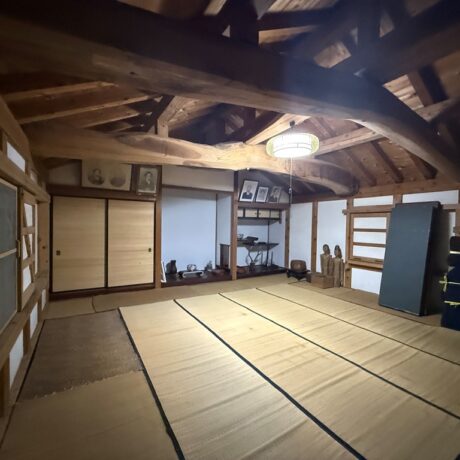 【出雲崎町の旧呉服店】海岸線沿い集落に建つ、2つの土蔵を取り込んだグッドデザイン賞受賞古民家