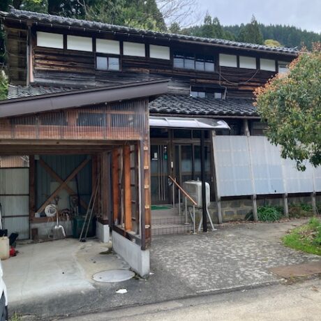 山裾にある築90年の古民家